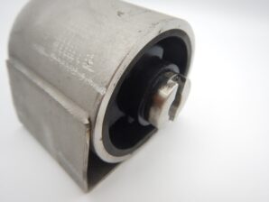 入手困難！ベンツ W124 500E トランスミッションマウント 1402400318