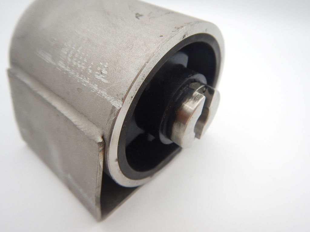 入手困難！ベンツ W124 500E トランスミッションマウント 1402400318