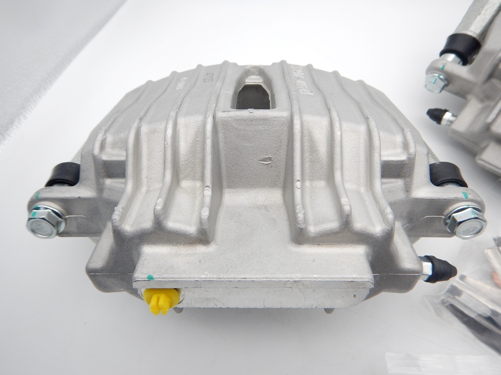 コルベット C5 フロントキャリパーAssy（ブラケット付き）左右セット 社外品
