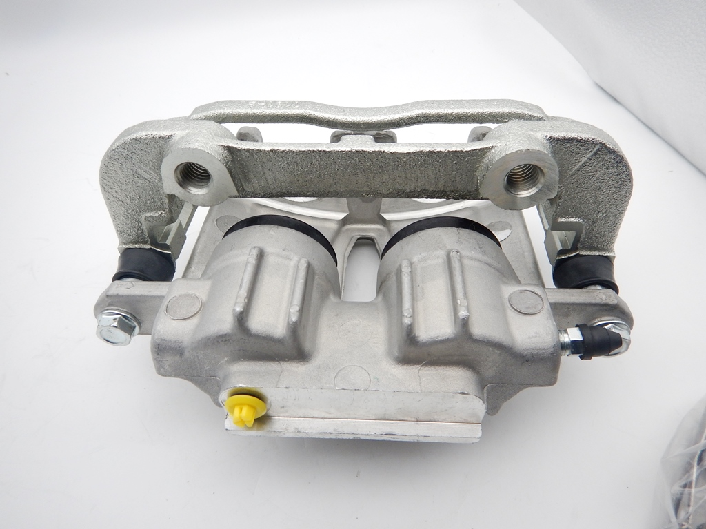 コルベット C5 フロントキャリパーAssy（ブラケット付き）左右セット 社外品