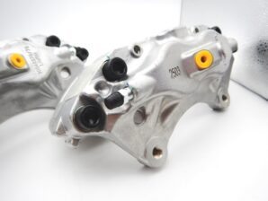 ボルボ V70ⅡR / S60ⅠR フロント4ポットキャリパー 社外品