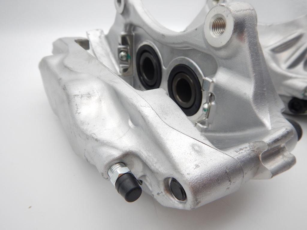 ボルボ V70ⅡR / S60ⅠR フロント4ポットキャリパー 社外品
